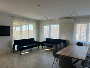 貝洛格拉奇克的住宿－КЪЩА ЗА ГОСТИ ПЕРЛА，带沙发和木桌的客厅