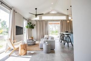 uma sala de estar com um sofá e uma mesa em Nearly Oceanfront Blue 3 Bedroom Spacious Villa em Playa Venao