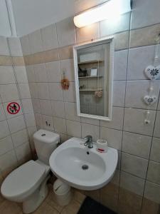 uma casa de banho com um WC branco e um lavatório. em Agapi Studio Acharavi à 50m de la mer, 400m du centre ville em Acharavi