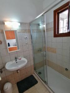 a bathroom with a sink and a shower at Agapi Studio Acharavi à 50m de la mer, 400m du centre ville in Acharavi