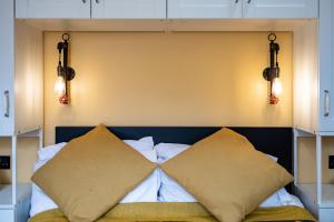 Una cama con dos almohadas encima. en Cosy countryside retreat - Pogo en Milton Keynes