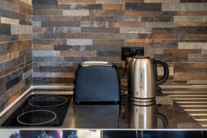 a tea kettle sitting on top of a kitchen counter at Cosy countryside retreat - Pogo in Milton Keynes