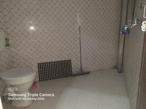 La petite salle de bains est pourvue d'une douche et de toilettes. dans l'établissement Gokul PG Homestay, à Gorakhpur