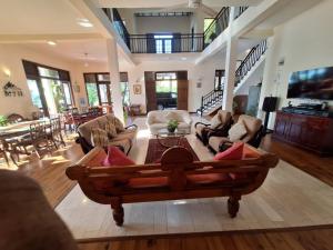 un ampio soggiorno con divani e tavolino da caffè di MyHoliday Home @ Bandaragama a Bandaragama