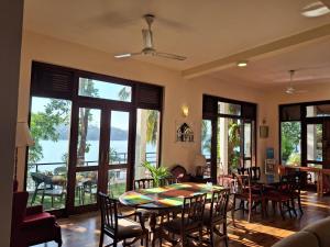 Bandaragama的住宿－MyHoliday Home @ Bandaragama，一间带桌椅和窗户的用餐室