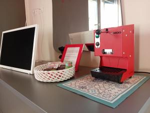 una máquina de coser roja sentada sobre un escritorio en Come nelle Favole, camere e appartamenti en Castellabate