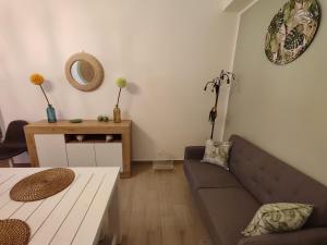 ein Wohnzimmer mit einem Sofa und einem Tisch in der Unterkunft L'Arco Verde in Trabia