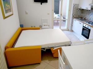um quarto de hospital com duas camas e uma cozinha em Grottammare mon amour Lori, con cortile privato em Grottammare