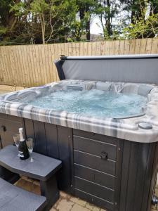 una Jacuzzi ificialificialificialificialificialificialificialificialificialificialificialificialificialificialificiale di Sullatober House with hot tub and games room a Carrickfergus