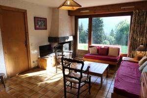 a living room with a table and a fireplace at Résidence Les Planes - 4 Pièces pour 8 Personnes 06 in Saint-Gervais-les-Bains