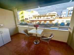 a table and chairs in a room with a window at Charming 3 bedroom apartment in Playa de San Juan