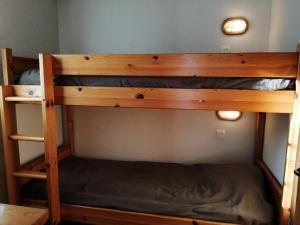 Ce lit superposé se trouve dans un dortoir doté de 2 lits superposés. dans l'établissement Résidence Le Grand Panorama - 2 Pièces pour 6 Personnes 70, à Saint-Gervais-les-Bains