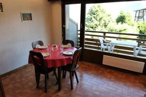 uma sala de jantar com mesa e cadeiras e uma varanda em Résidence La Gelinotte - Studio pour 4 Personnes 92 em Saint-Gervais-les-Bains