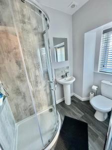 uma casa de banho com um chuveiro, um WC e um lavatório. em Argyle House Wick em Wick