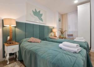 Łóżko lub łóżka w pokoju w obiekcie Apartamento Antonio with sea view,Torrevieja,50 m from Playa Acequion plus swimming pool