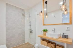 Łazienka w obiekcie Apartamento Antonio with sea view,Torrevieja,50 m from Playa Acequion plus swimming pool
