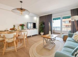 salon z niebieską kanapą i stołem w obiekcie Apartamento Antonio with sea view,Torrevieja,50 m from Playa Acequion plus swimming pool w mieście Torrevieja