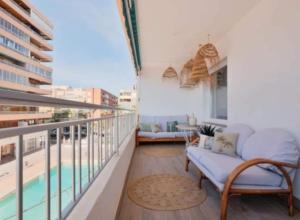 Balkon lub taras w obiekcie Apartamento Antonio with sea view,Torrevieja,50 m from Playa Acequion plus swimming pool