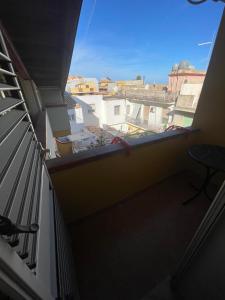 Cet appartement dispose d'un balcon offrant une vue sur la ville. dans l'établissement Albergo Perseo, à Portopalo di Capo Passero