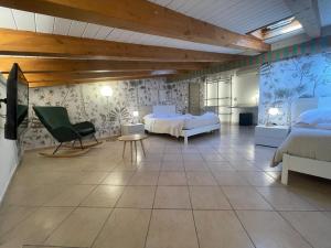 Habitación grande con 2 camas, mesa y sillas. en Albergo Perseo, en Portopalo di Capo Passero