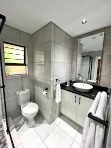 ein Bad mit einem WC und einem Waschbecken in der Unterkunft La Place 56 in Pretoria