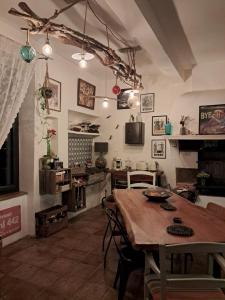 - une salle à manger avec une table en bois dans l'établissement Chez Estelle Le SOL, à Tourouzelle
