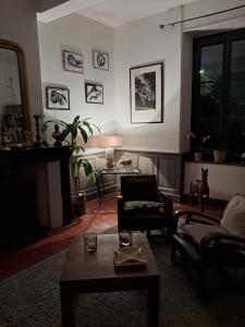 sala de estar con sofá y mesa en Chez Estelle Le SOL en Tourouzelle