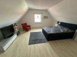 Billede fra billedgalleriet på 2,5 Raum Ferienwohnung möbliert Dachgeschoss Niederorschel i Niederorschel