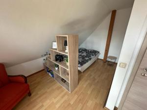 ein kleines Schlafzimmer mit einem Bett und einem Bücherregal in der Unterkunft 2,5 Raum Ferienwohnung möbliert Dachgeschoss Niederorschel in Niederorschel