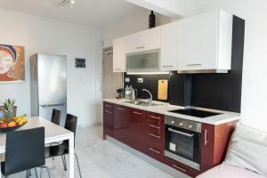 een keuken met witte kasten en een tafel in een kamer bij Queens suite in Thessaloniki