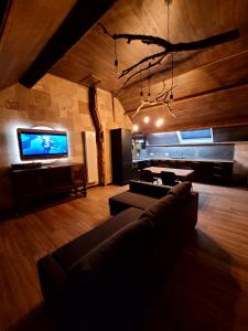 TV a/nebo společenská místnost v ubytování Chez Claude appartement cozy climatisé pour 4 personnes tout confort