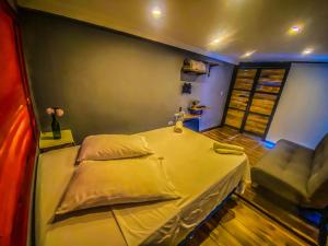 Postel nebo postele na pokoji v ubytování Fardo Hotel Boutique en Ibague - Zona G - Recepción Digital 24H