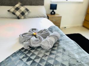 una pila de toallas sentadas en una cama en The European 3 Bedroom House By AltoLuxoExperience Short Lets & Serviced Accommodation With Free Parking en Bristol