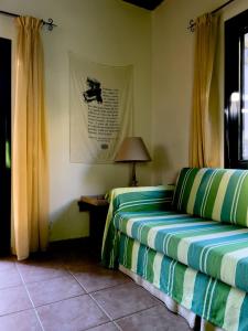 - une chambre avec un lit, une lampe et une fenêtre dans l'établissement Cozy Anthousa House with Sea View, à Anthoúsa
