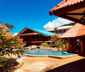 象島的住宿－閣昌島度假酒店，度假村中央的游泳池