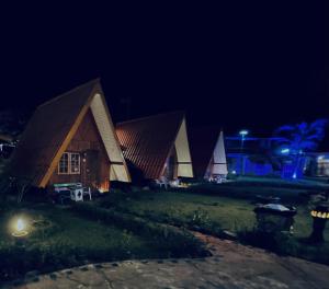 un gruppo di lodge notturni in un campo di Koh Chang Resort a Ko Chang