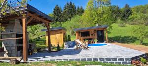 einen Pavillon mit Pool und Haus in der Unterkunft Rural Holiday House Tinna in Biškupec Zelinski
