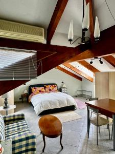 um quarto com uma cama, uma mesa e cadeiras em Il viandante em Turim
