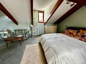 um quarto com uma cama grande e uma cadeira em Il viandante em Turim