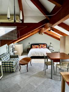 um quarto com uma cama, um sofá e uma mesa em Il viandante em Turim