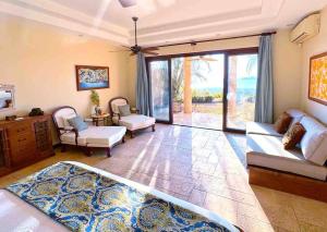 un soggiorno con divano, sedie e una grande finestra di Villa Durazno a Guanacaste