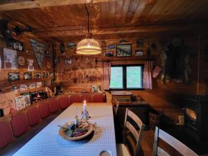 Fotografija u galeriji objekta Srub na svahu sjezdovky v Radvanicích u gradu Radvanice