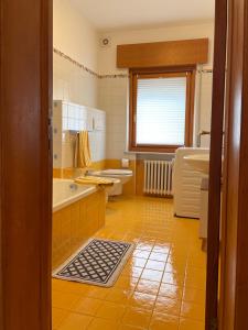 La salle de bains est pourvue d'une baignoire, de toilettes et d'un lavabo. dans l'établissement Ciasa Mia Nelle Dolomiti, à Pieve di Cadore