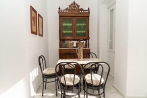 una sala da pranzo con tavolo e sedie di Casa Palacio Vida a Espejo