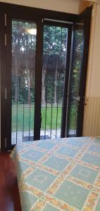 1 dormitorio con 1 cama frente a una ventana en MGC en Modena