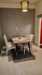 ein Esszimmer mit einem Tisch und weißen Stühlen in der Unterkunft Apartment Geibel T4 - 85m2 - Highspeed Internet - Hundefreundlich in Wien
