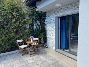 patio con mesa, 2 sillas y ventana en Vila Kaja - self check in - free parking en Zagreb