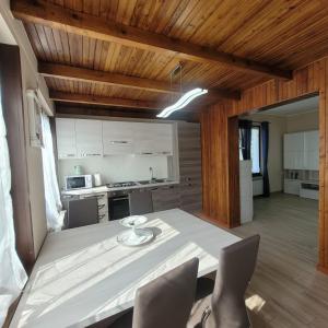 Una cocina y un comedor con una mesa y sillas blancas. en Villa Dall'Angelo Suite Mountain Lake Endine Hospitality, en Endine Gaiano 20 fotos más