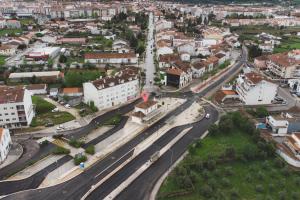 z góry widok na miasto z ulicą w obiekcie Lousã Estação AL w mieście Coimbra