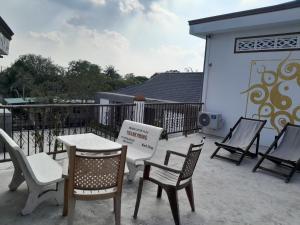 grupa krzeseł i stół na patio w obiekcie Happy Family Guesthouse w mieście Vĩnh Long